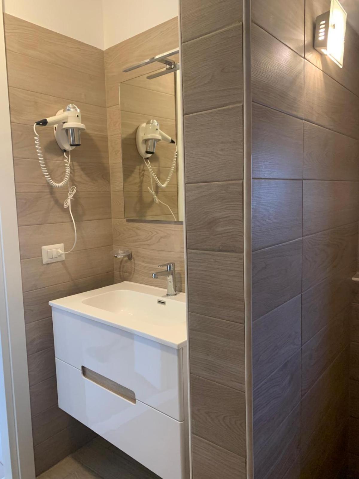 Mareluna Rooms Маргерита-ди-Савойя Экстерьер фото